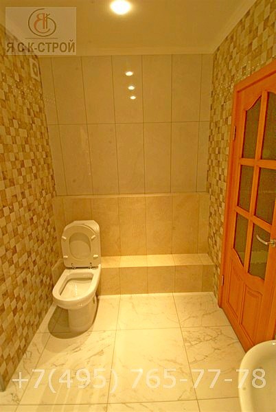 Ремонт маленькой ванной комнаты - так как туалет получился выше уровня, пришлось заливать под ним поддон но выполнили так чтобы все было не заметно